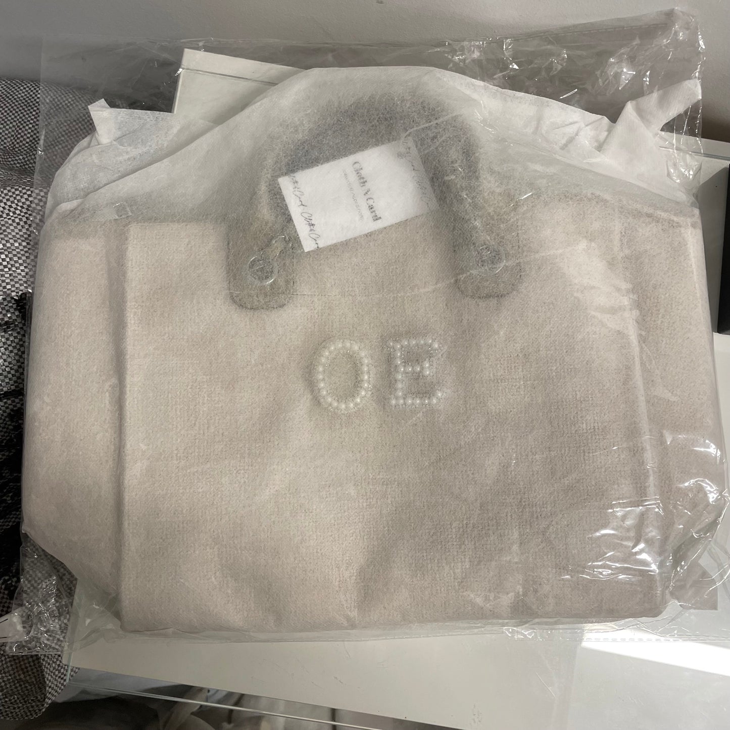 Outlet: OE stone chain tote with white pearl letters