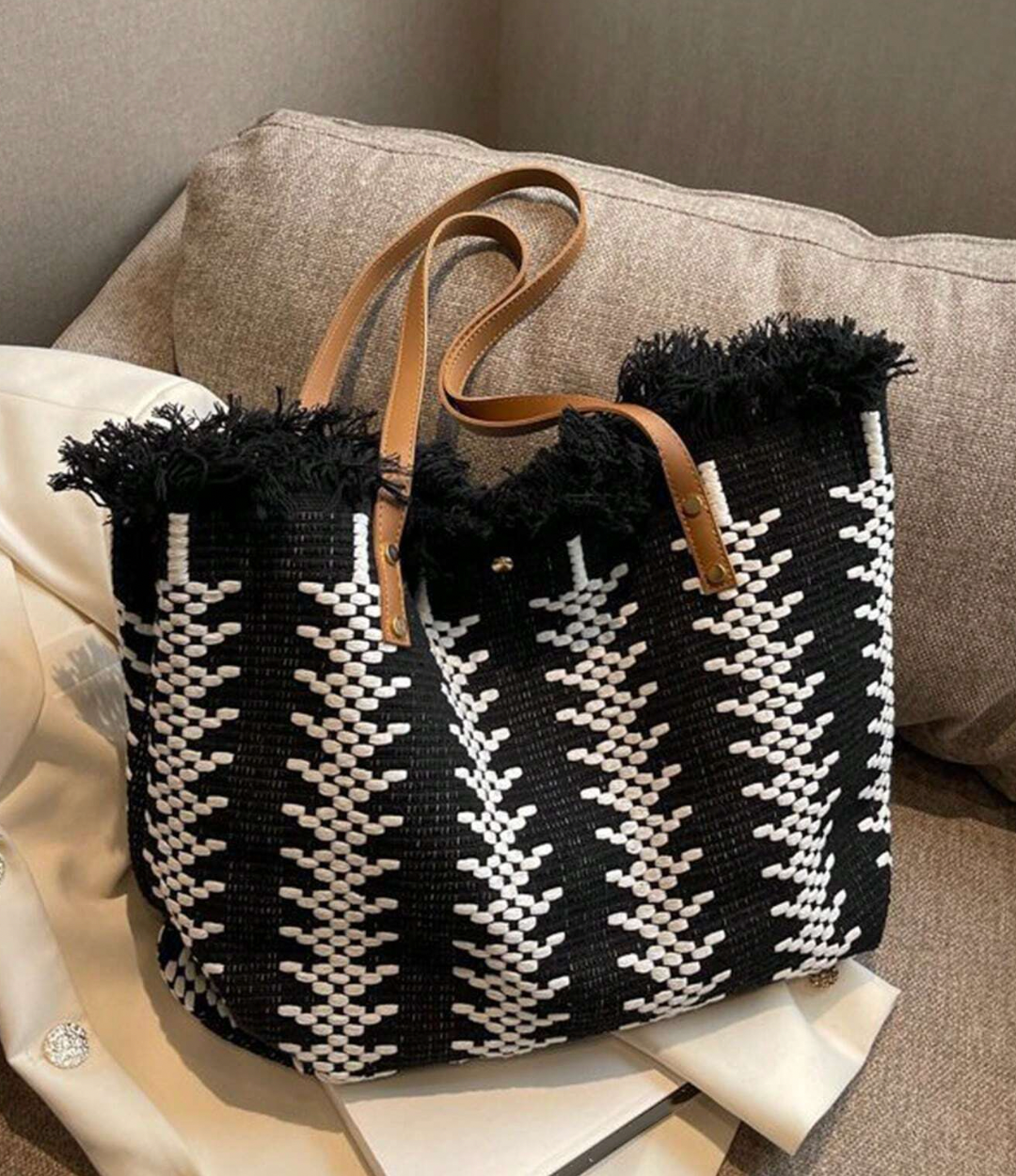 Straw on sale tassel bag